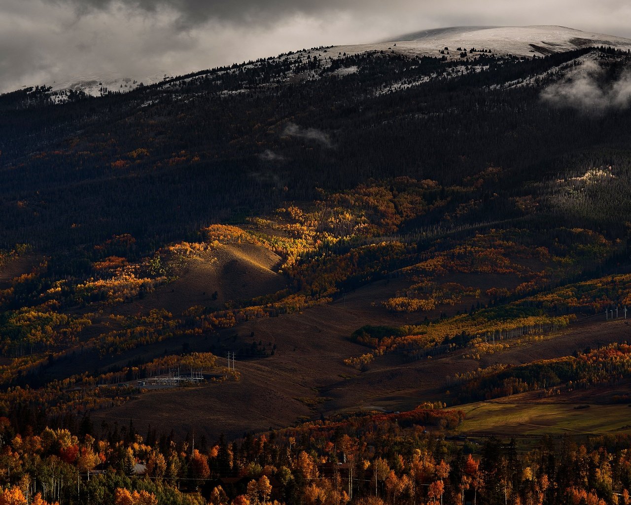 Обои горы, лес, осень, темный фон, mountains, forest, autumn, the dark background разрешение 3840x2160 Загрузить