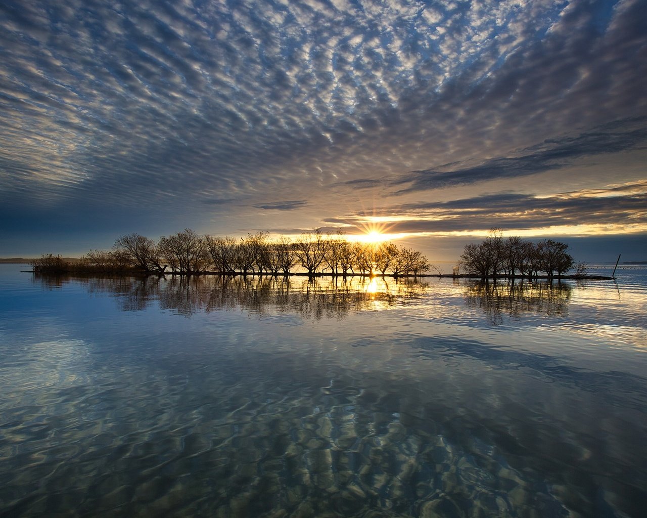 Обои небо, облака, деревья, вода, озеро, солнце, лучи, японии, the sky, clouds, trees, water, lake, the sun, rays, japan разрешение 2048x1365 Загрузить