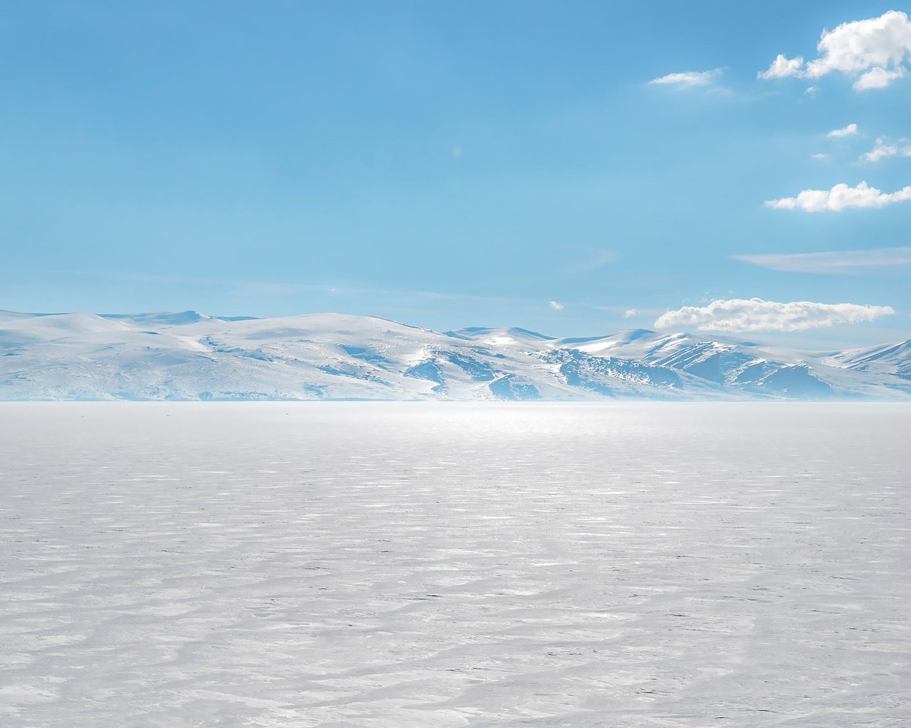 Обои снег, замерзшее озеро, snow, frozen lake разрешение 2500x1629 Загрузить