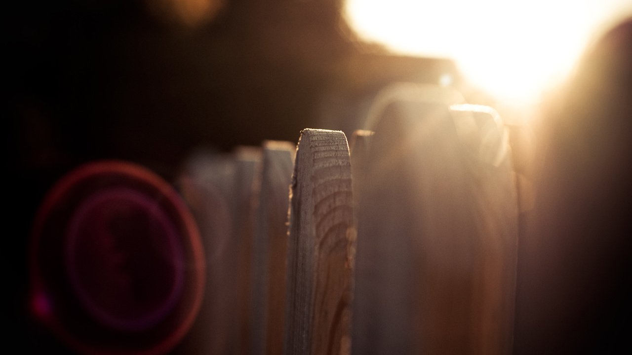 Обои солнце, макро, лучи, забор, деревянный, the sun, macro, rays, the fence, wooden разрешение 1920x1200 Загрузить