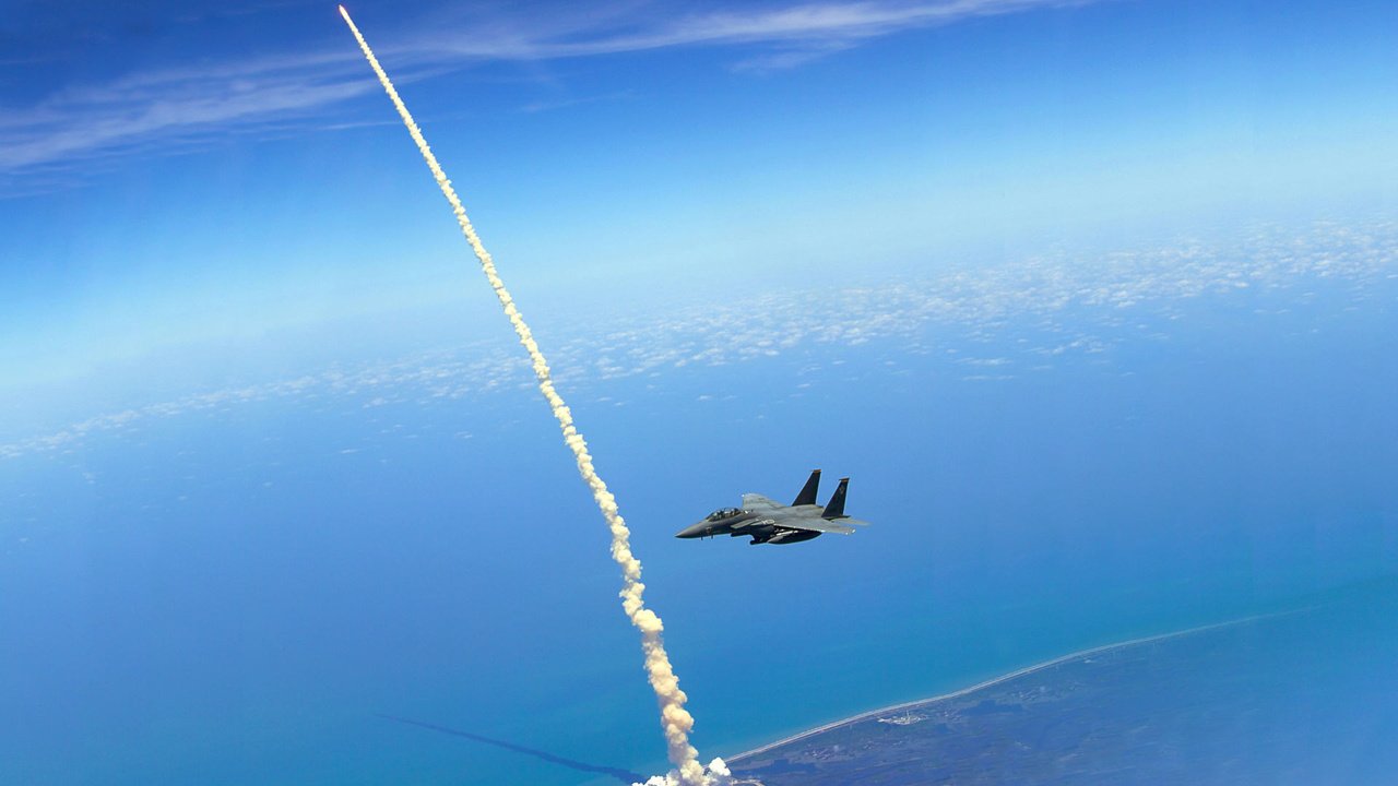 Обои облака, военная, полет, f 15, день, атлантис, истребитель, launch, space shuttle atlantis, взлёт, skyscapes, след, шаттл, f-15 eagle, авиатехника, aircraft, clouds, military, flight, day, atlantis, fighter, the rise, trail, shuttle разрешение 1920x1200 Загрузить