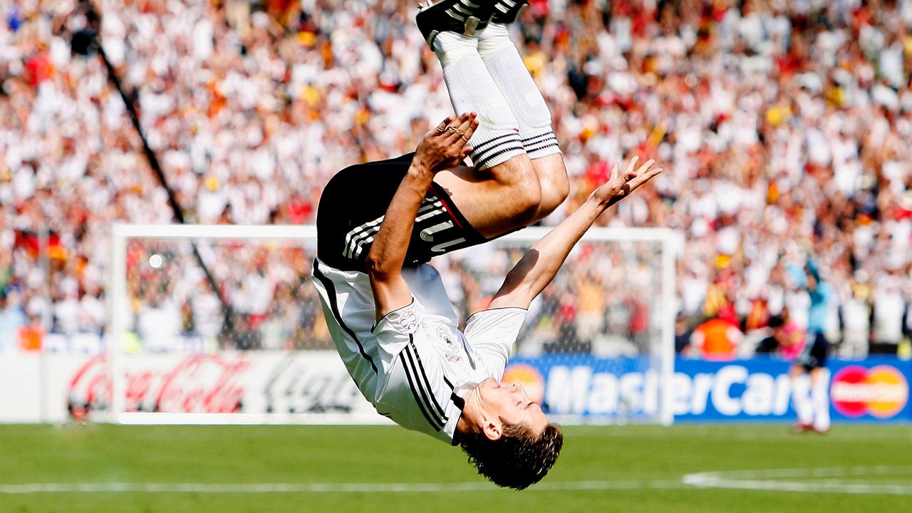 Обои футбол, прыжок, стадион, футболист, miroslav klose, football, jump, stadium, player разрешение 1920x1200 Загрузить