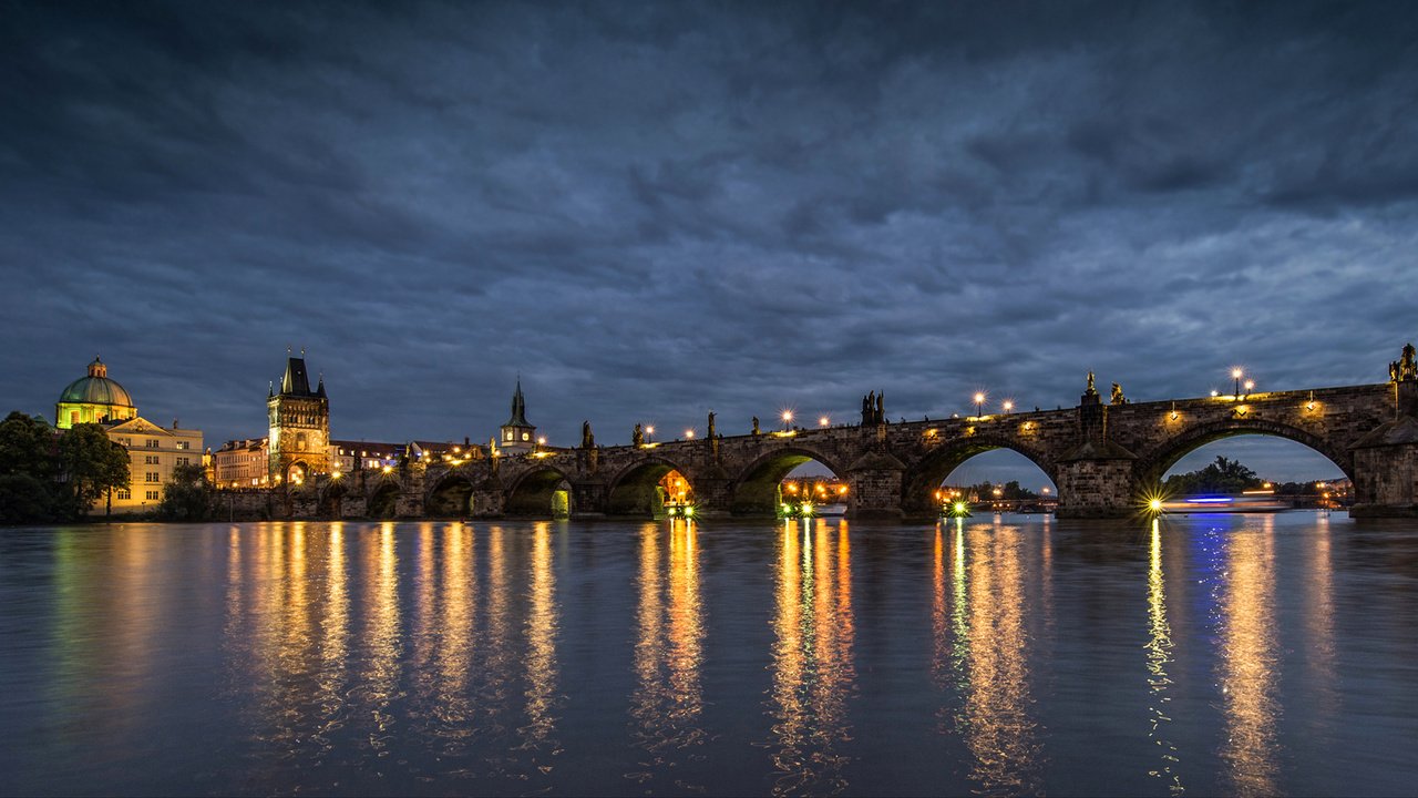 Обои небо, карлов мост, свет, чехия, огни, praha, česká republika, вечер, karlův most, чешская республика, река, влтава, отражение, чешка, город, прага, the sky, charles bridge, light, czech republic, lights, the evening, river, vltava, reflection, czech, the city, prague разрешение 2200x1139 Загрузить