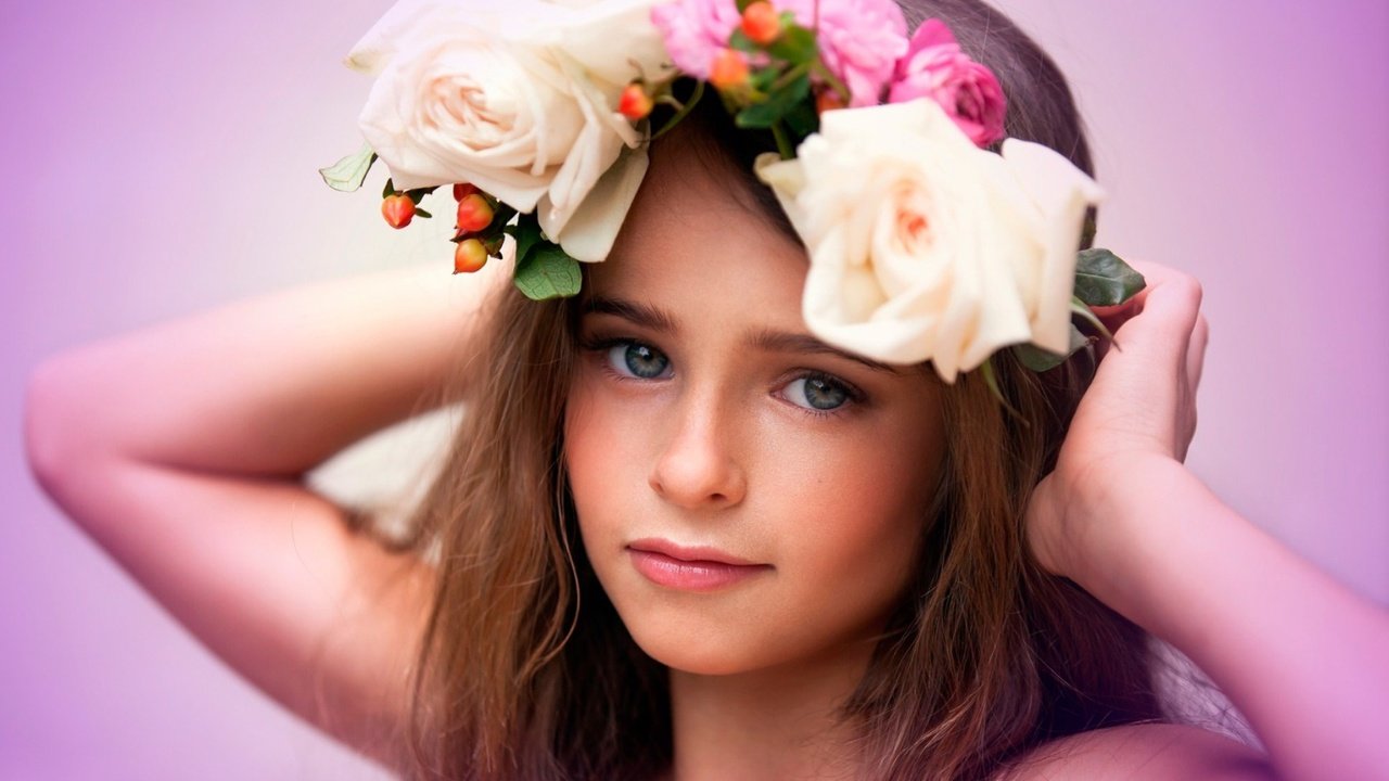 Обои девочка, венок,  цветы, дитя, фотосъемка, girl, wreath, flowers, child, photography разрешение 1932x1208 Загрузить