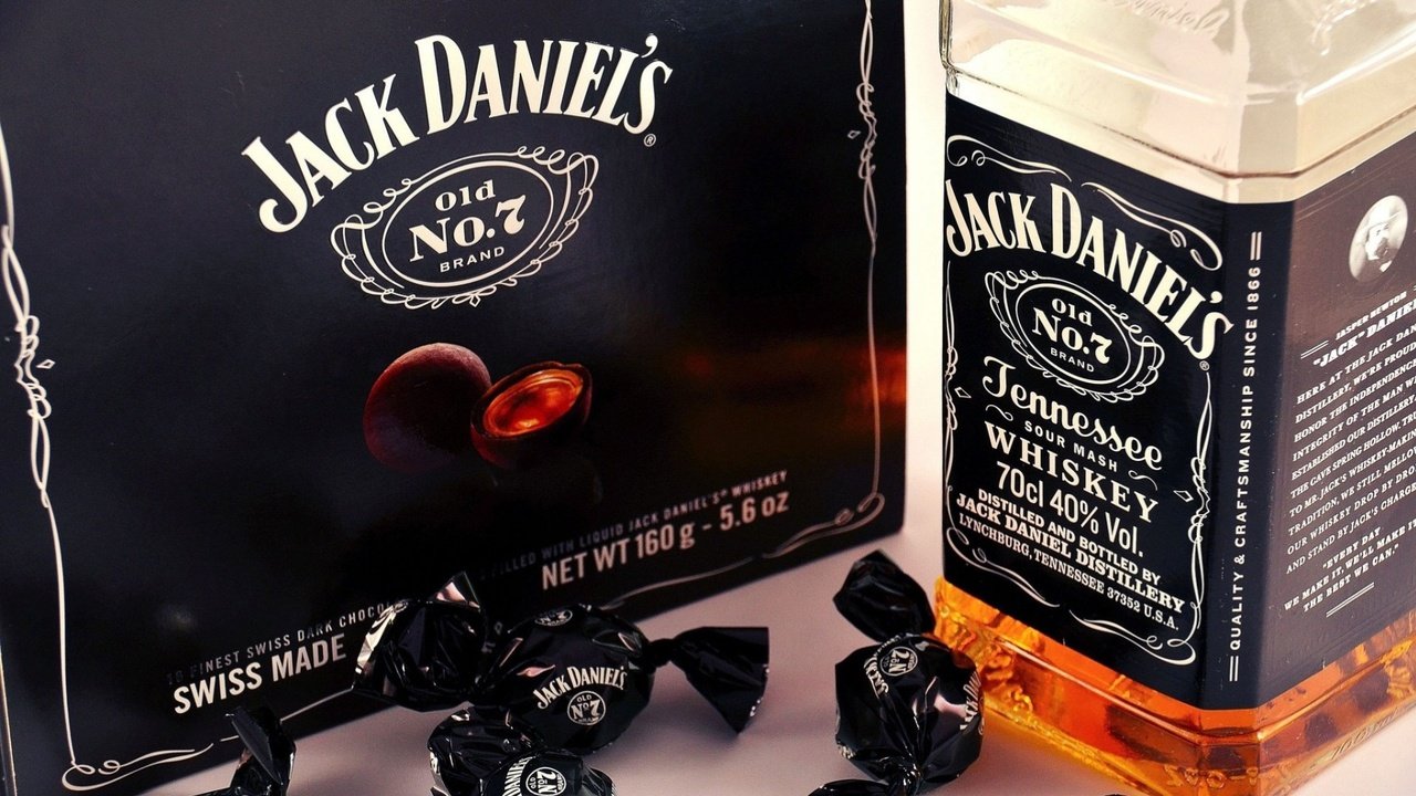 Обои конфеты, бутылка, алкоголь, виски, джек дениелс, candy, bottle, alcohol, whiskey, jack daniels разрешение 1920x1271 Загрузить