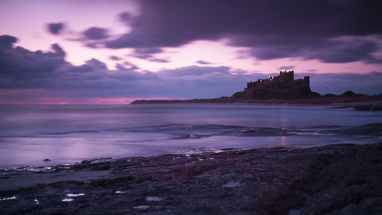 Обои облака, море, англия, неба, вечернее, great britain, берег моря, bamburgh castle, лиловая, clouds, sea, england, sky, evening, coast, purple разрешение 1920x1200 Загрузить