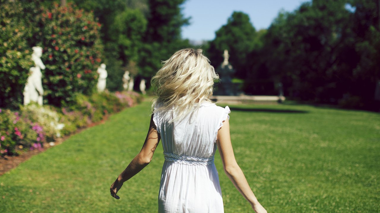 Обои девушка, платье, блондинка, спина, сарафан, rachel yampolsky, girl, dress, blonde, back, sundress разрешение 2048x1365 Загрузить