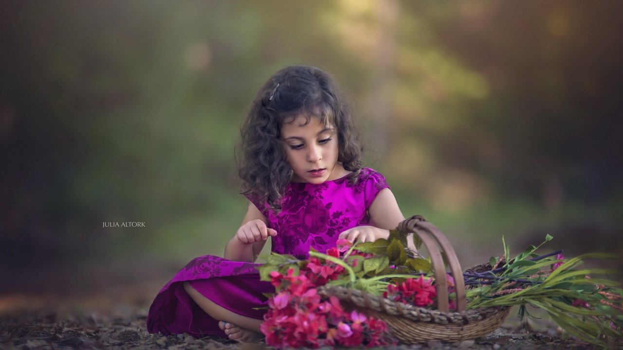 Обои цветы, дети, девочка, корзина, flowers, children, girl, basket разрешение 2560x1707 Загрузить