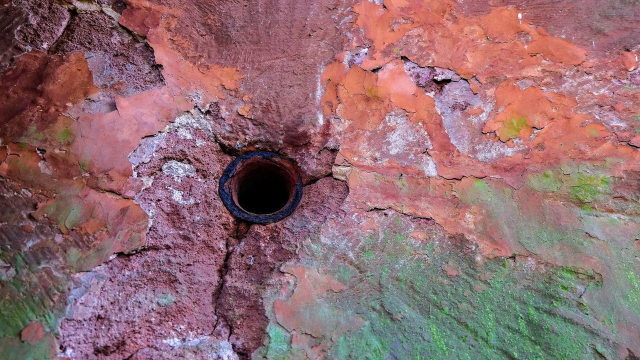 Обои стена, труба, ржавчина, отверстие, oxidation, crusty, облупившаяся краска, wall, pipe, rust, hole разрешение 1967x1282 Загрузить