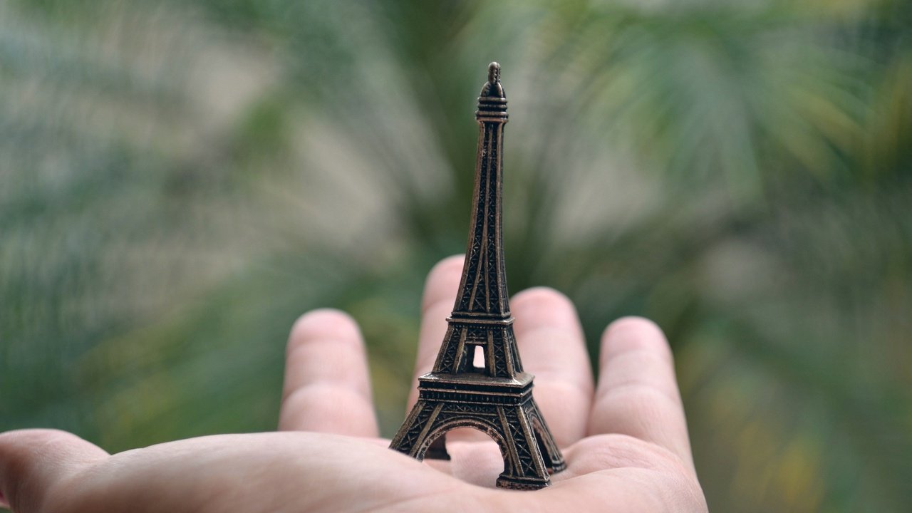 Обои рука, эйфелева башня, ладонь, фигурка, hand, eiffel tower, palm, figure разрешение 2048x1365 Загрузить