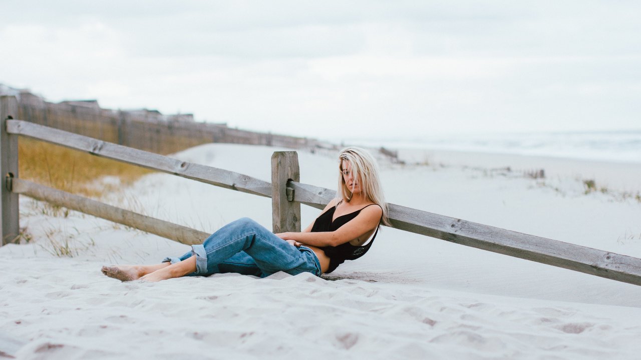 Обои поза, блондинка, песок, пляж, pose, blonde, sand, beach разрешение 5184x3456 Загрузить