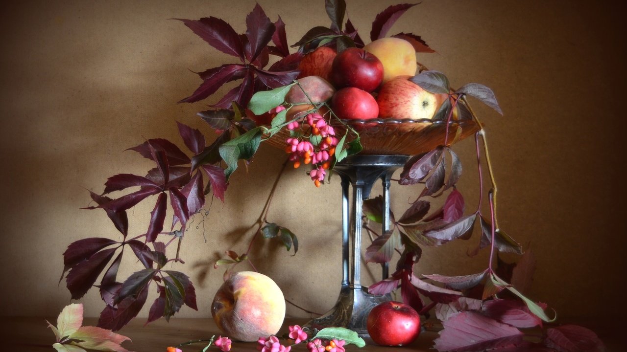 Обои листья, яблоки, осень, персики, натюрморт, leaves, apples, autumn, peaches, still life разрешение 1920x1231 Загрузить