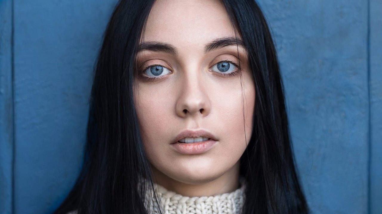 Обои девушка, портрет, лицо, голубые глаза, черные волосы, girl, portrait, face, blue eyes, black hair разрешение 1920x1192 Загрузить