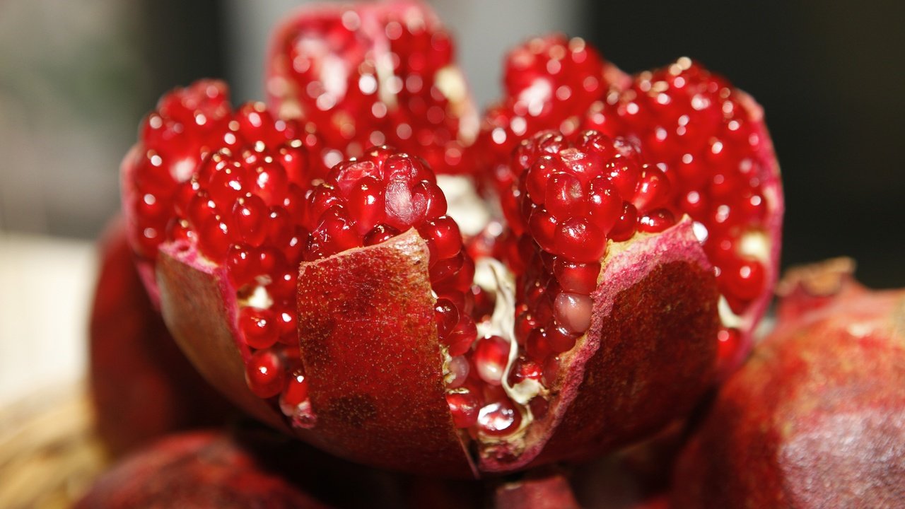 Обои макро, фрукты, зерна, гранат, pomegranates, fruchthandel_magazin, macro, fruit, grain, garnet разрешение 5616x3744 Загрузить