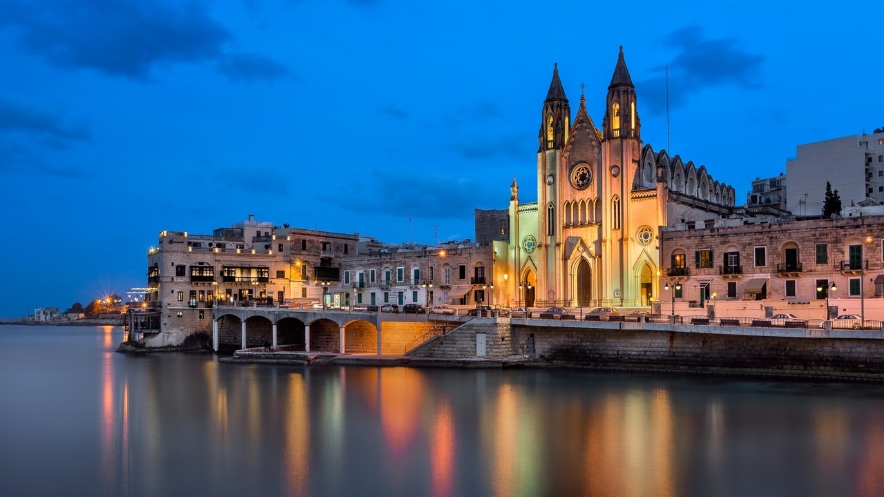 Обои огни, вода, отражение, собор, здания, мальта, валлетта, lights, water, reflection, cathedral, building, malta, valletta разрешение 2048x1366 Загрузить