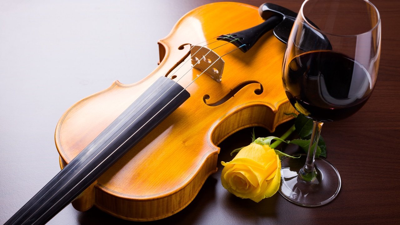 Обои цветок, скрипка, роза, струны, бокал, вино, жёлтая, flower, violin, rose, strings, glass, wine, yellow разрешение 2555x1600 Загрузить