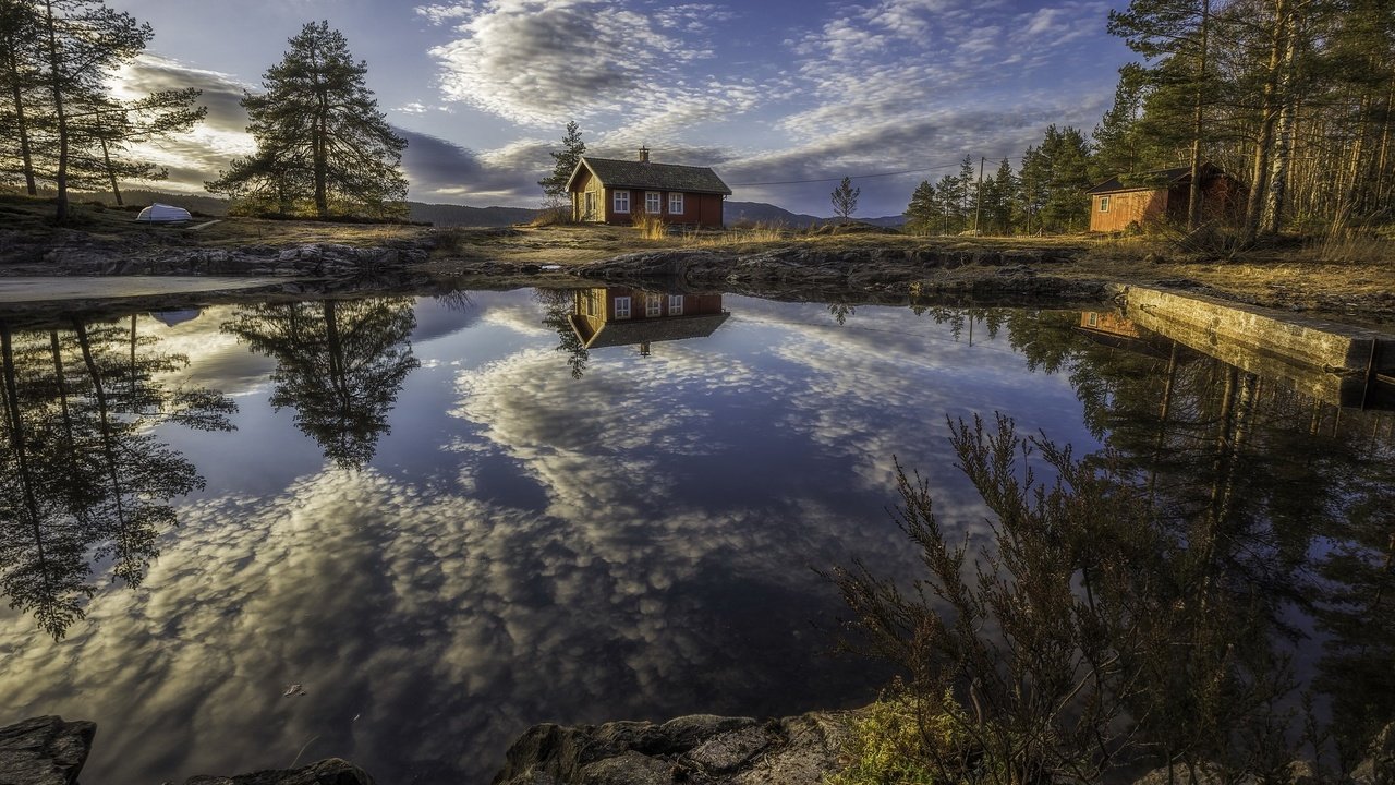 Обои облака, деревья, озеро, отражение, дома, дом, норвегия, рингерике, clouds, trees, lake, reflection, home, house, norway, ringerike разрешение 2048x1152 Загрузить