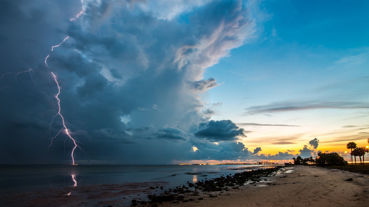 Обои небо, облака, молния, пляж, океан, гроза, the sky, clouds, lightning, beach, the ocean, the storm разрешение 3840x2160 Загрузить