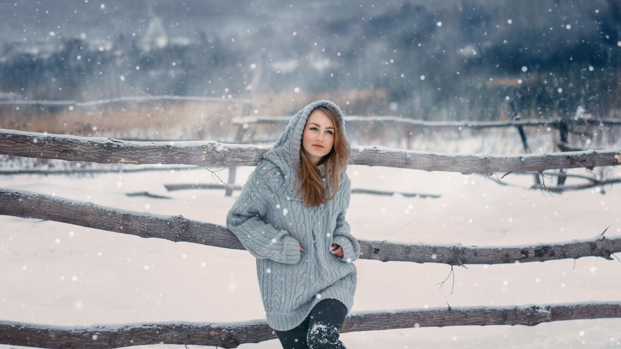 Обои снег, природа, зима, девушка, ограждение, капюшон, свитер, русая, snow, nature, winter, girl, the fence, hood, sweater, rus разрешение 2015x1145 Загрузить