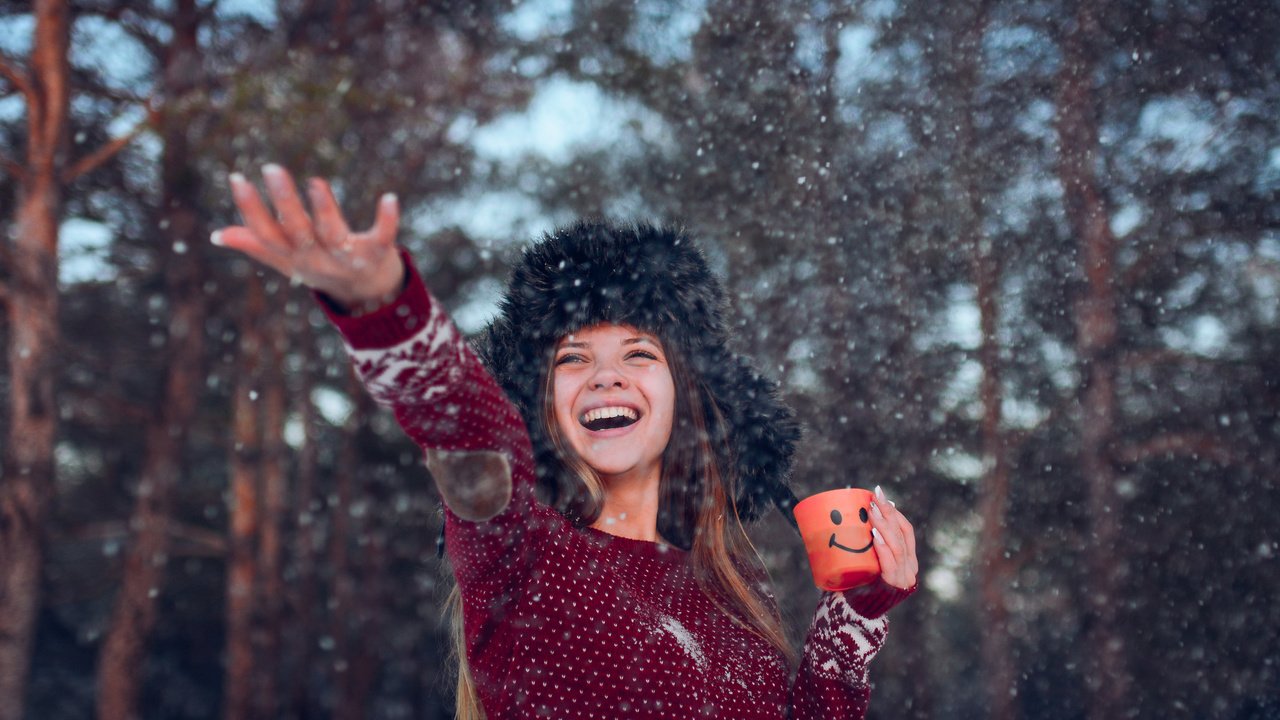 Обои снег, зима, девушка, радость, кружка, шапка, чай, snow, winter, girl, joy, mug, hat, tea разрешение 4496x3000 Загрузить