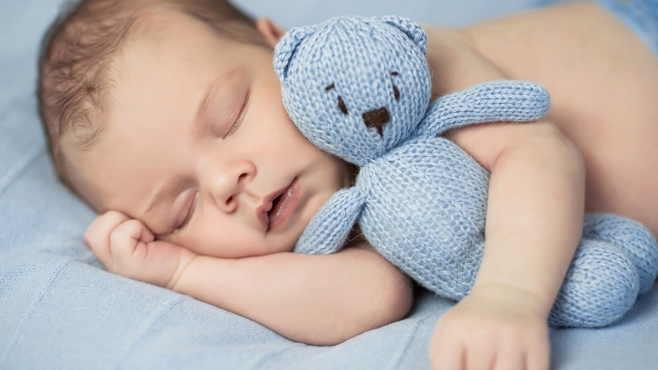 Обои спит, мишка, игрушка, ребенок, младенец, закрытые глаза, sleeping, bear, toy, child, baby, closed eyes разрешение 5760x3840 Загрузить