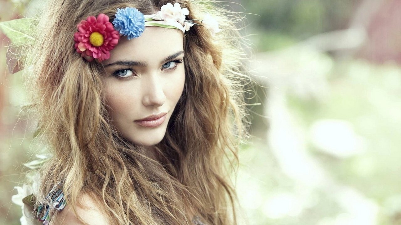 Обои цветы, девушка, портрет, взгляд, волосы, лицо, венок, flowers, girl, portrait, look, hair, face, wreath разрешение 1920x1080 Загрузить