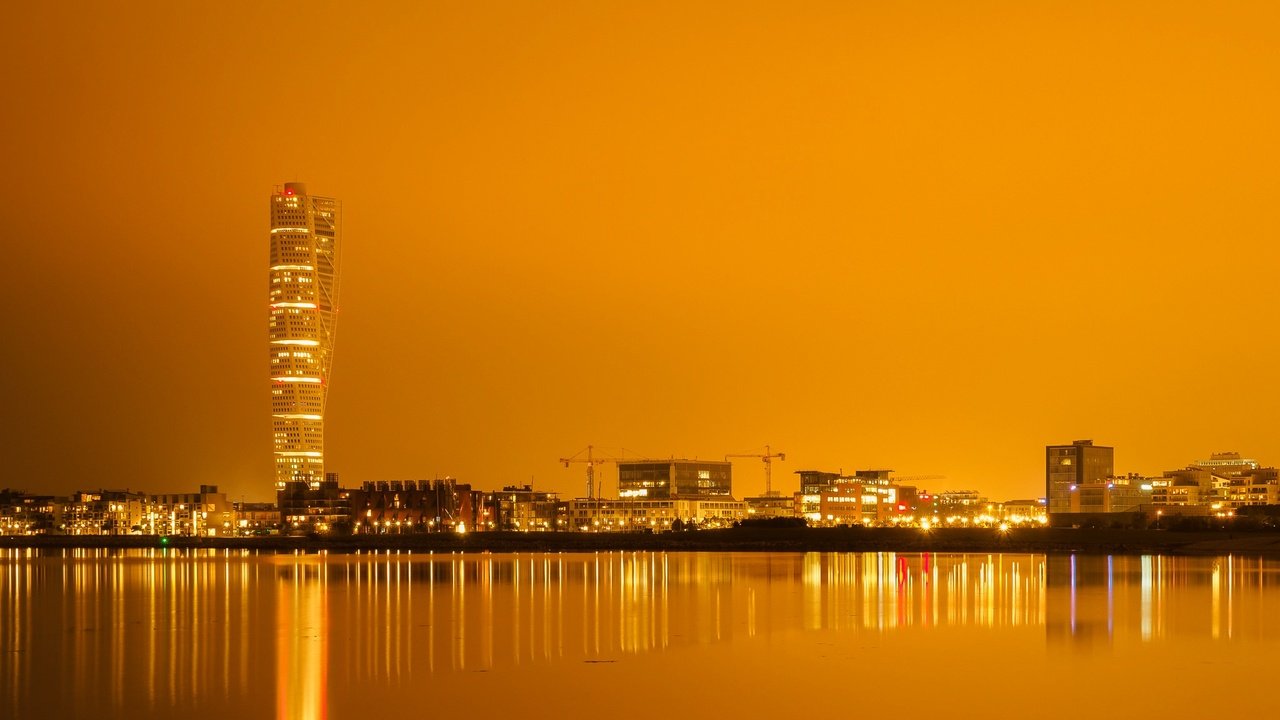 Обои отражение, башня, дома, швеция, небоскрёб, порт, мальмё, reflection, tower, home, sweden, skyscraper, port, malmo разрешение 2048x1152 Загрузить