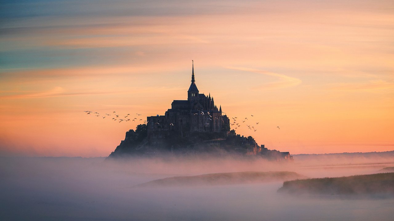 Обои пейзаж, туман, замок, птицы, франция, мон-сен-мишель, landscape, fog, castle, birds, france, mont-saint-michel разрешение 1920x1200 Загрузить