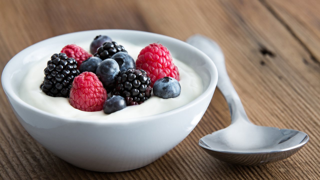Обои малина, ягоды, черника, завтрак, ежевика, ложка, йогурт, raspberry, berries, blueberries, breakfast, blackberry, spoon, yogurt разрешение 1920x1200 Загрузить