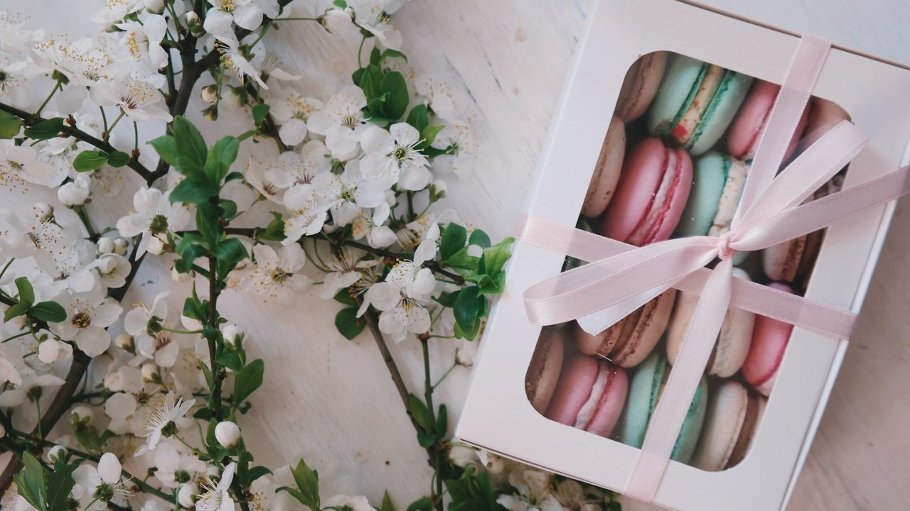 Обои цветы, подарок, коробка, макаруны, flowers, gift, box, macaroon разрешение 5472x3648 Загрузить