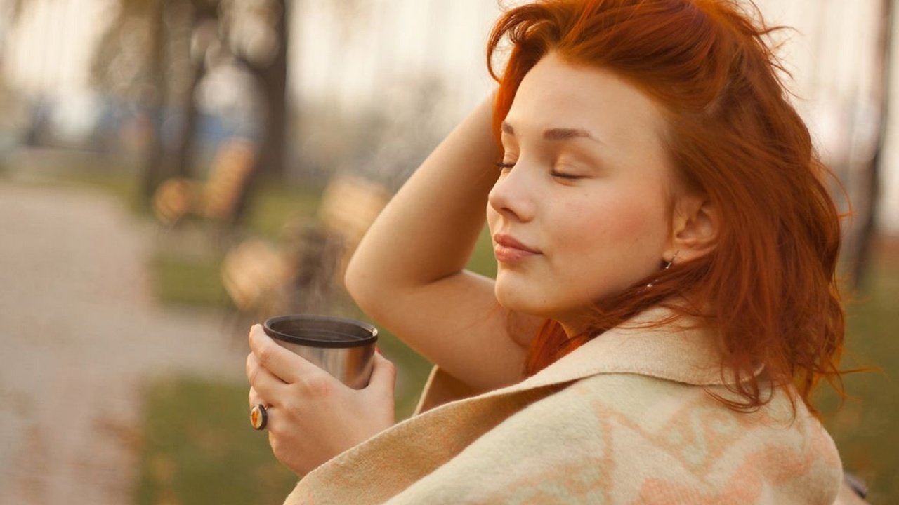 Обои девушка, парк, утро, кофе, плед, girl, park, morning, coffee, plaid разрешение 1970x1318 Загрузить