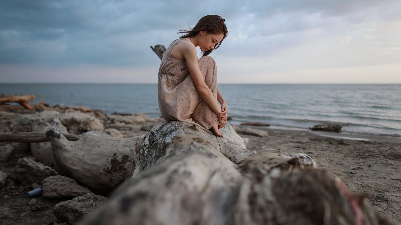 Обои камни, берег, девушка, море, платье, поза, stones, shore, girl, sea, dress, pose разрешение 2112x1188 Загрузить