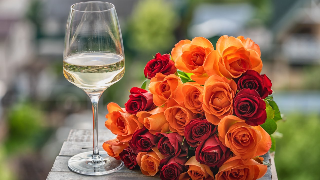 Обои цветы, розы, бокал, букет, вино, larisa voyageur, flowers, roses, glass, bouquet, wine разрешение 6000x4000 Загрузить