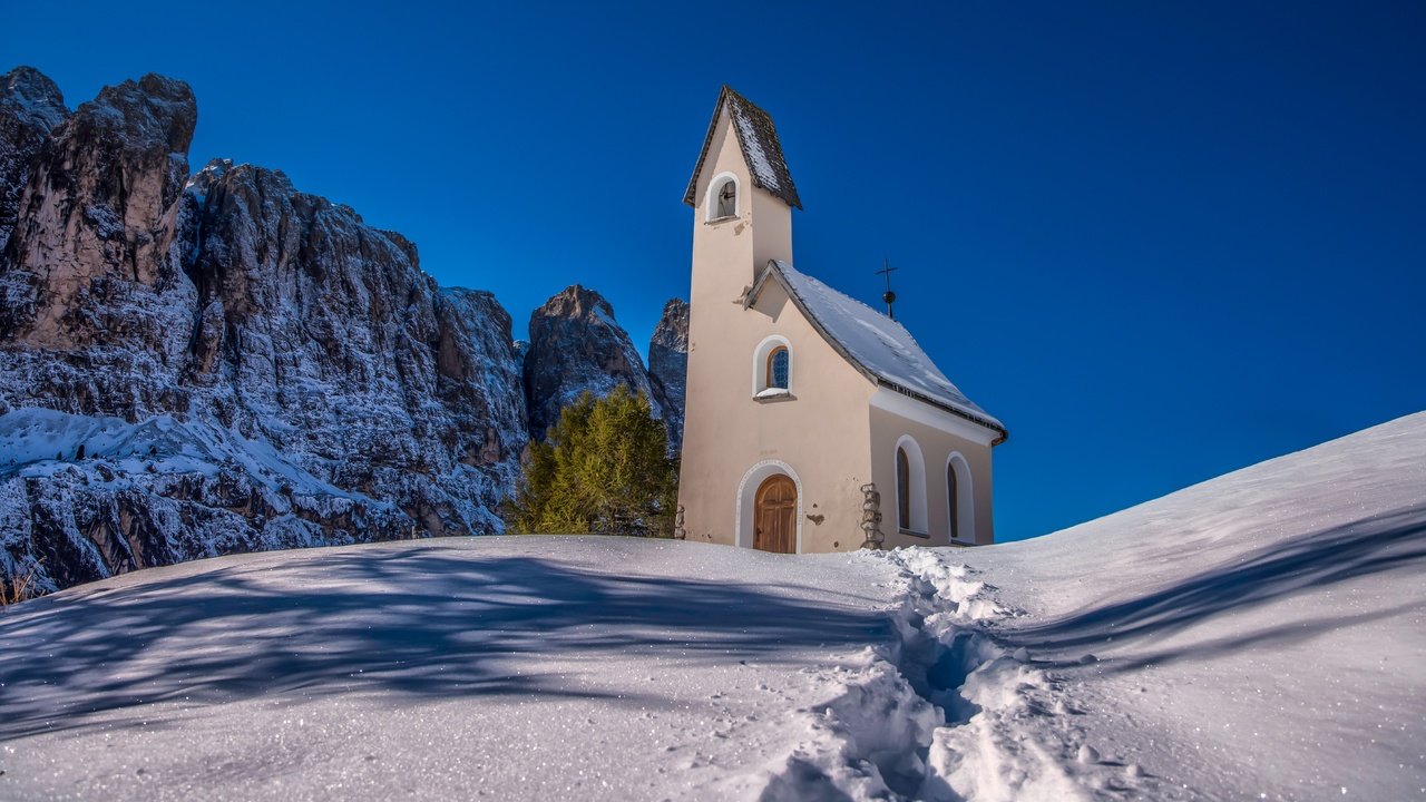 Обои горы, снег, италия, часовня, сугробы, южный тироль, dolomites, mountains, snow, italy, chapel, the snow, south tyrol разрешение 7360x3972 Загрузить