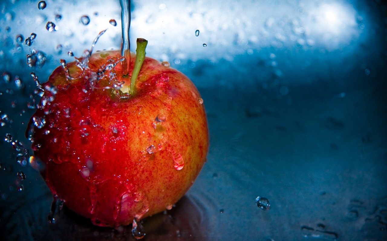 Обои вода, полет, капли, яблоко, water, flight, drops, apple разрешение 1920x1200 Загрузить