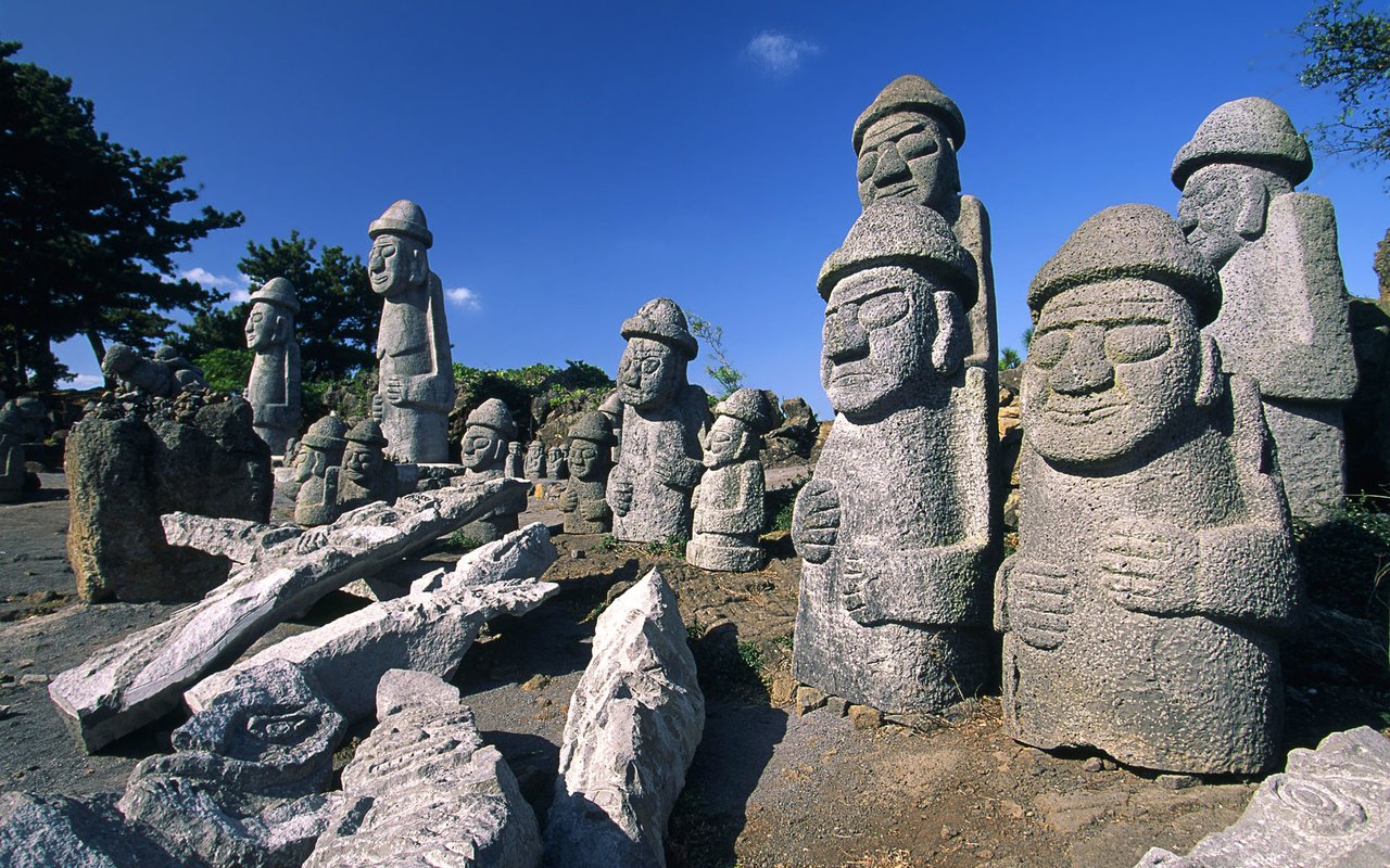 Обои камень, корея, каменные фигуры, stone, korea, stone figures разрешение 1920x1200 Загрузить