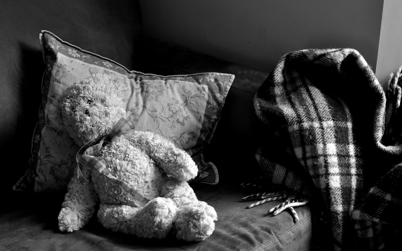 Обои мишка, одиночество, плюшевый, диван, чернобелый, тоска, подушка.одеяло, bear, loneliness, plush, sofa, black and white, longing, pillow.blanket разрешение 1980x1315 Загрузить