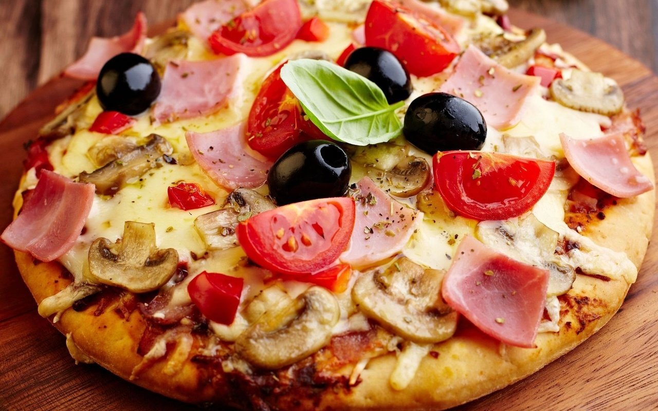 Обои сыр, помидоры, оливки, пицца, ветчина, шампиньоны, cheese, tomatoes, olives, pizza, ham, mushrooms разрешение 1920x1466 Загрузить