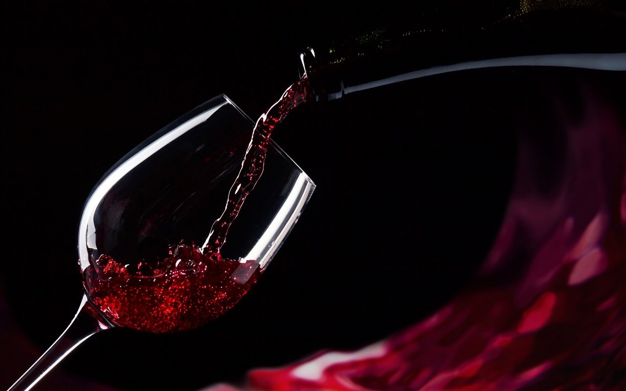 Обои бокал, черный фон, вино, бутылка, красное, glass, black background, wine, bottle, red разрешение 2880x1800 Загрузить