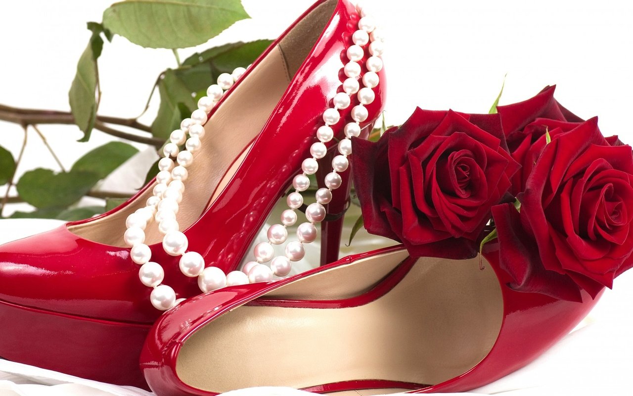 Обои жемчуг, цветы, колье, цветок, сексуальность, розы, роза,  цветы, жемчужины, красный, ожерелья, романтика, роз, цветком, обувь, сексапильная, краcный, башмаки, мелодрама, pearl, flowers, necklace, flower, sexuality, roses, rose, pearls, red, romance, shoes, sexy разрешение 1920x1080 Загрузить