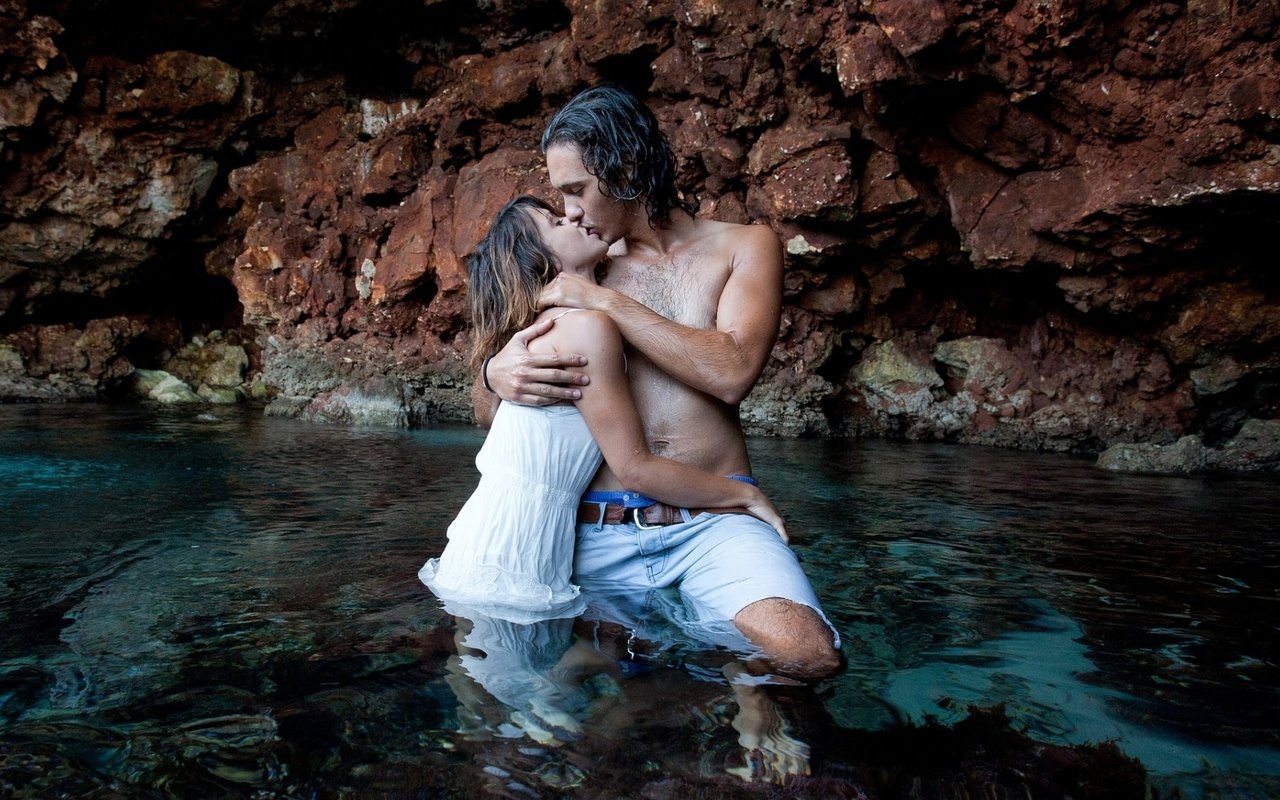 Обои вода, камни, девушка, парень, любовь, пара, поцелуй, water, stones, girl, guy, love, pair, kiss разрешение 1920x1080 Загрузить