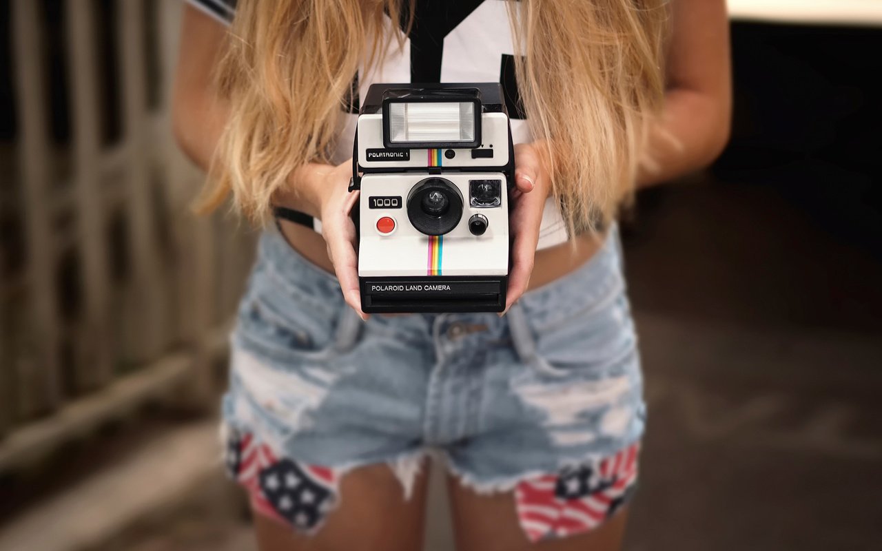 Обои руки, камера, шорты, polaroid, hands, camera, shorts разрешение 1920x1200 Загрузить