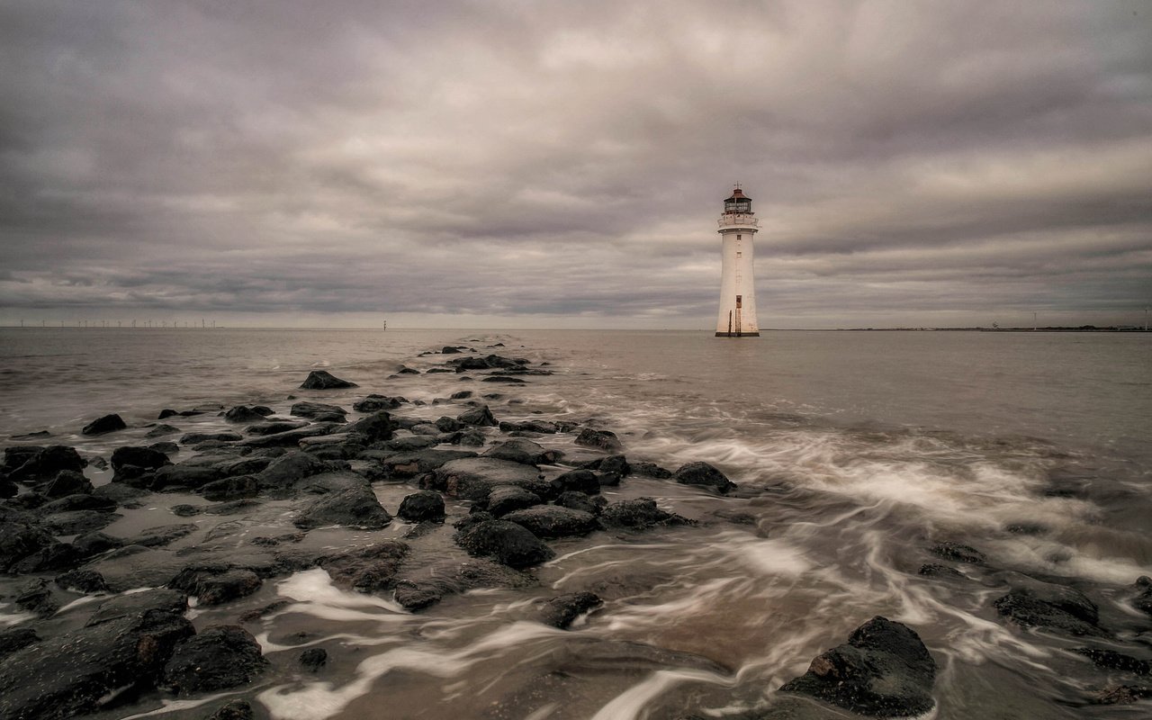 Обои камни, тучи, море, маяк, stones, clouds, sea, lighthouse разрешение 2048x1292 Загрузить