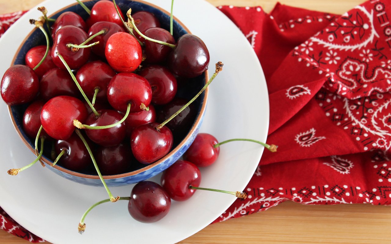 Обои ягода, черешня, вишня, тарелка, berry, cherry, plate разрешение 2000x1332 Загрузить