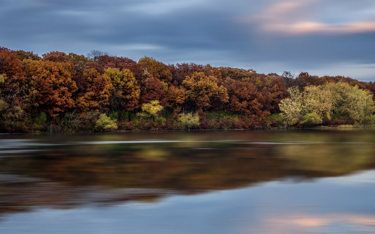 Обои небо, деревья, вода, река, тучи, отражение, осень, гладь, the sky, trees, water, river, clouds, reflection, autumn, surface разрешение 1920x1080 Загрузить