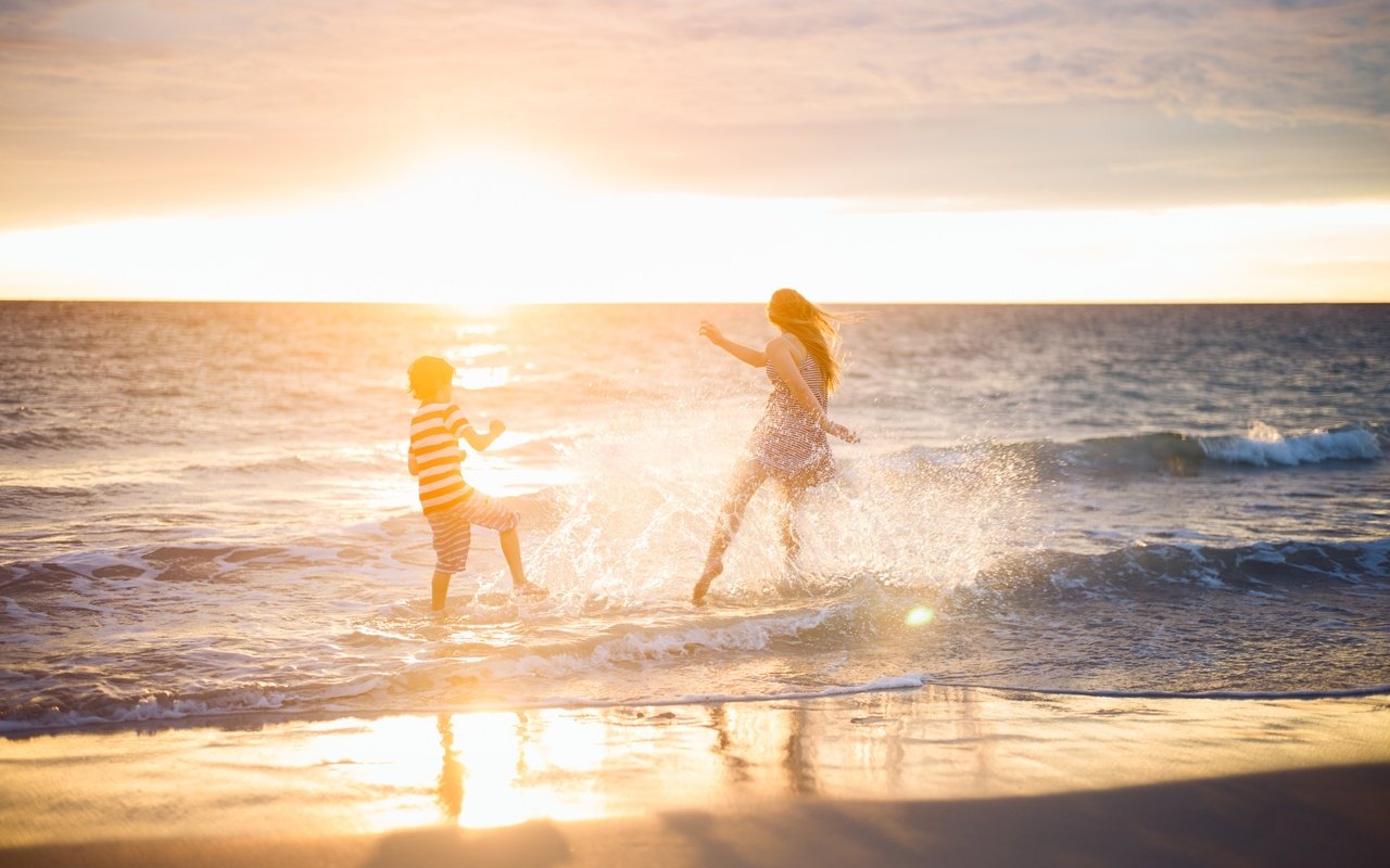 Обои закат, настроение, море, пляж, мальчик, женщина, sunset, mood, sea, beach, boy, woman разрешение 2927x1948 Загрузить