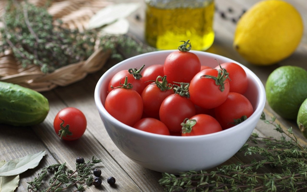 Обои лимон, лайм, овощи, помидоры, томаты, миска, огурец, чабрец, lemon, lime, vegetables, tomatoes, bowl, cucumber, thyme разрешение 1920x1200 Загрузить