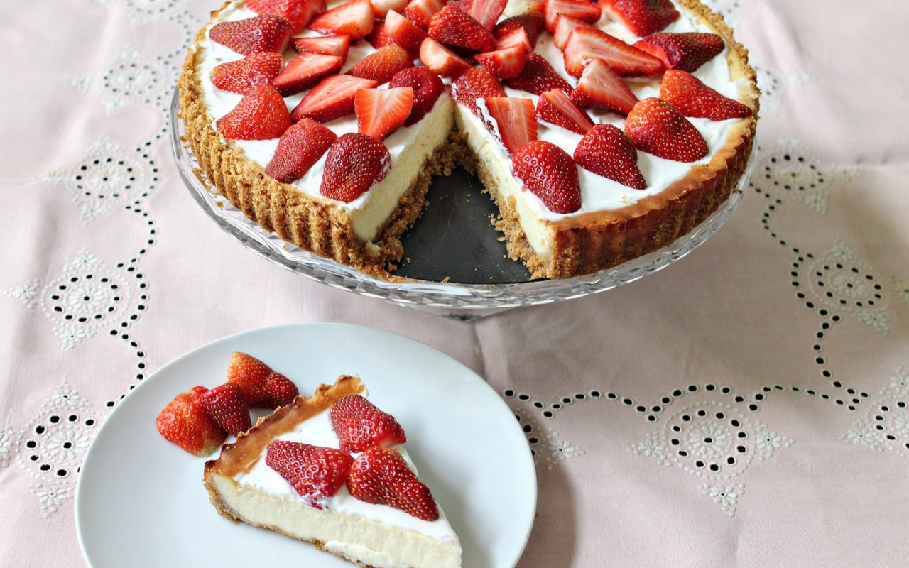 Обои клубника, сладкое, торт, десерт, пирог, чизкейк, творог, strawberry, sweet, cake, dessert, pie, cheesecake, cheese разрешение 2560x1600 Загрузить