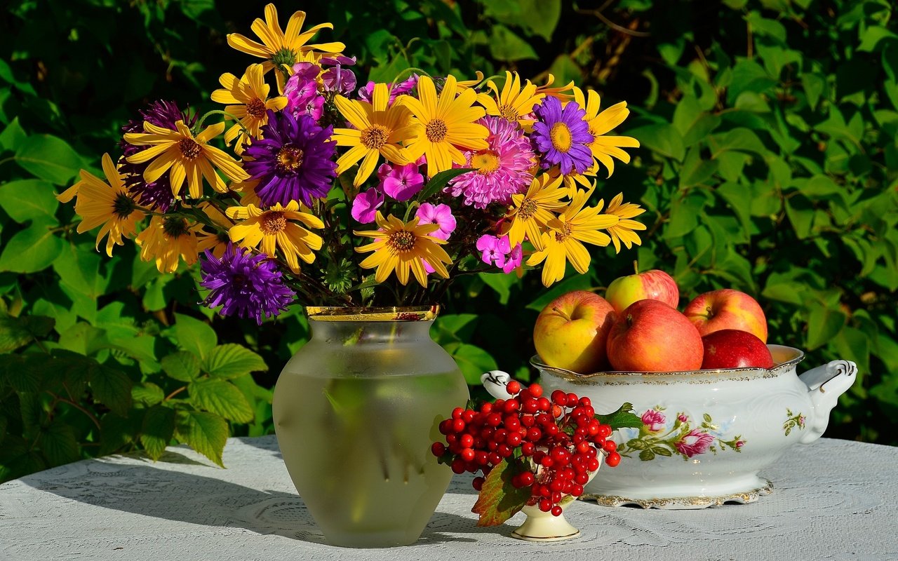 Обои яблоки, букет, калина, рудбекия, астры, флоксы, apples, bouquet, kalina, rudbeckia, asters, phlox разрешение 2400x1590 Загрузить