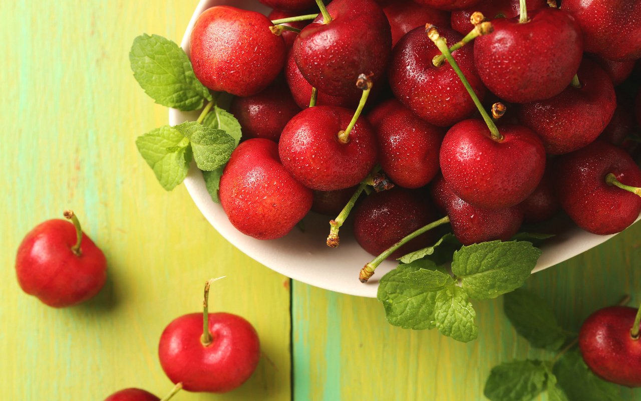 Обои мята, красные, ягоды, вишни, mint, red, berries, cherry разрешение 2048x1365 Загрузить